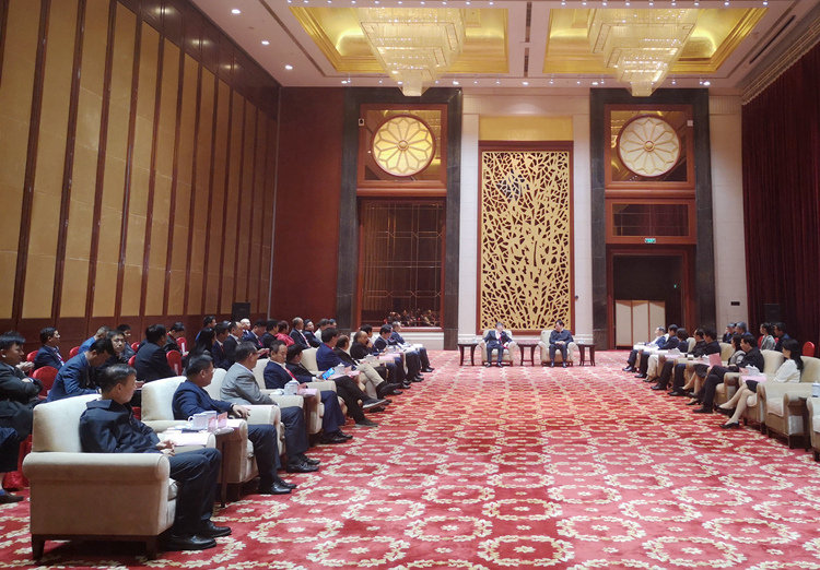 江西省領導與考察團企業(yè)家座談交流01.jpg