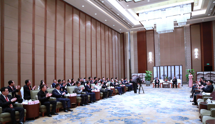 江西省領導與考察團企業(yè)家座談交流02.JPG