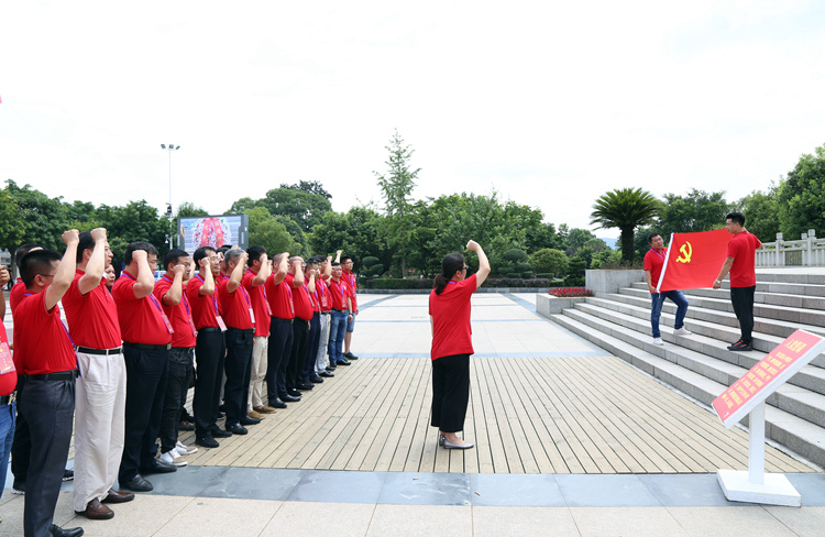 在中央紅軍長征出發紀念碑前重溫入黨誓詞.JPG