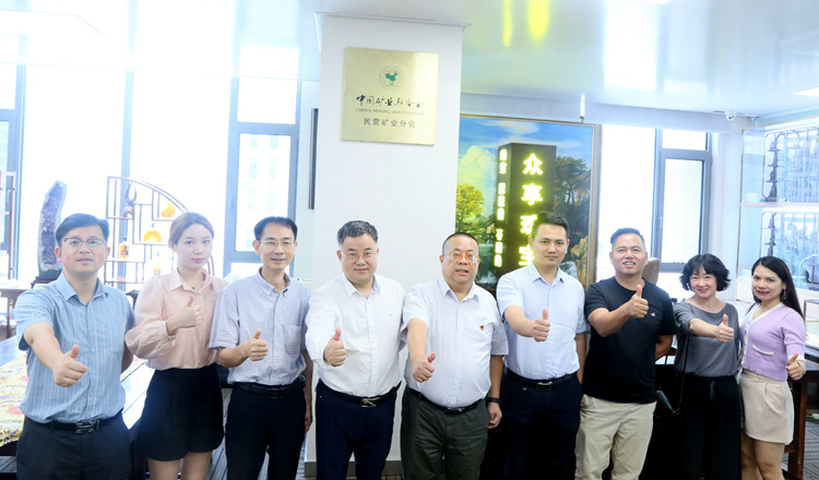 在曾志榮（左四）副會長單位走訪調研時合影.jpg